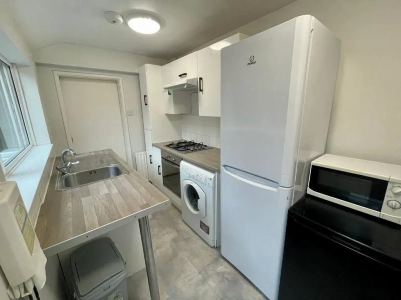 3 BEDROOM – STUDENT HOUSE – All Inclusive Bill - Thumbnail 9